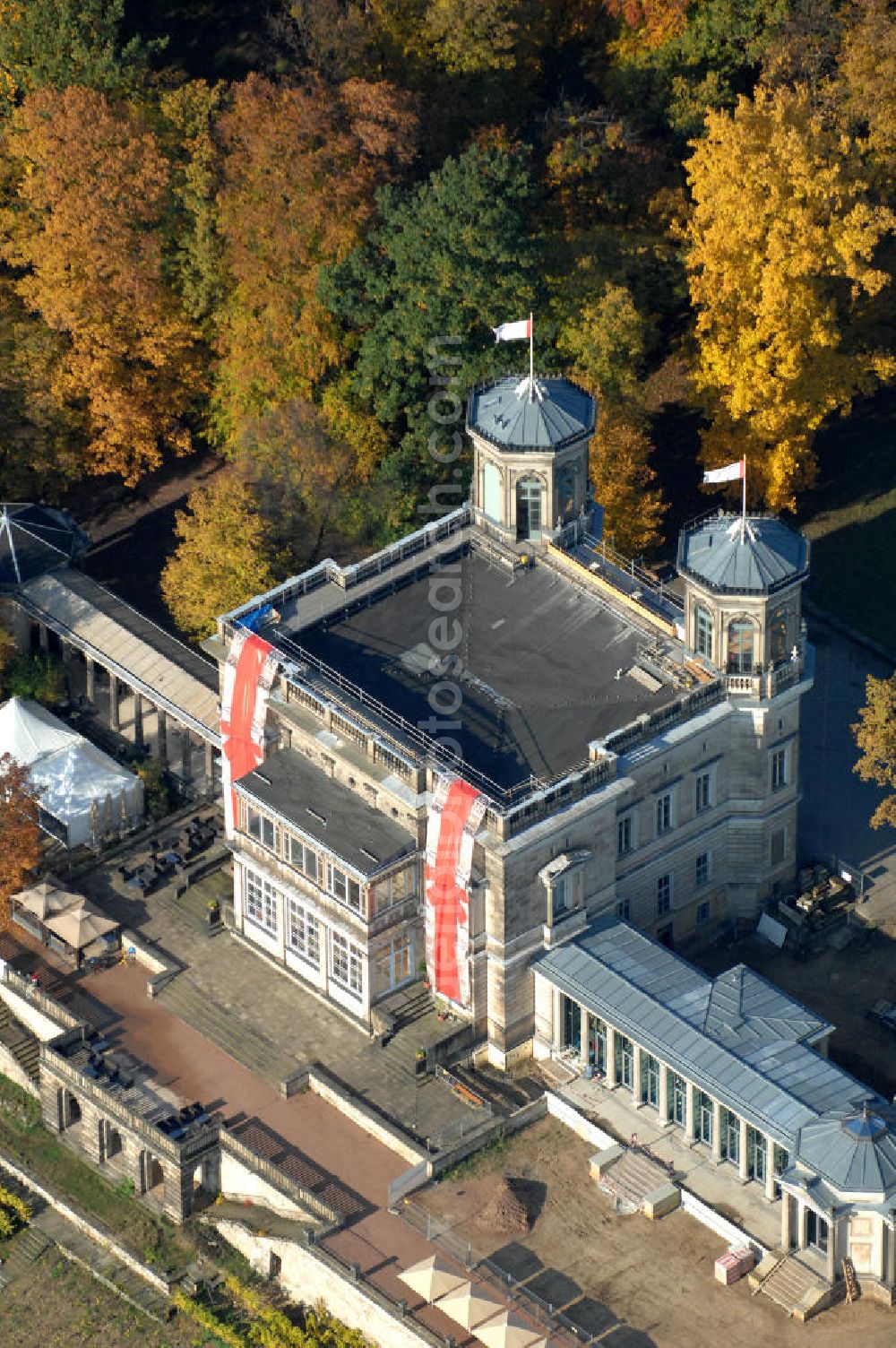 Aerial image Dresden - Blick auf das Lingnerschloss, eigentlich Villa Stockhausen genannt, im herbstlichem Antlitz. Die Villa, welche heute u.a. Sitz des Welterbezentrum Dresdner Elbtal ist, steht als das mittlere von drei Elbschlössern am rechten Elbufer in Dresden und wurde im klassizistischen Stil von 1850 bis 1853 erichtet. Kontakt: Förderverein Lingnerschloss e.V., Bautzner Strasse 132, 01099 Dresden, Tel. +49(0)351 646538-2, Fax -1, info@lingnerschloss.de