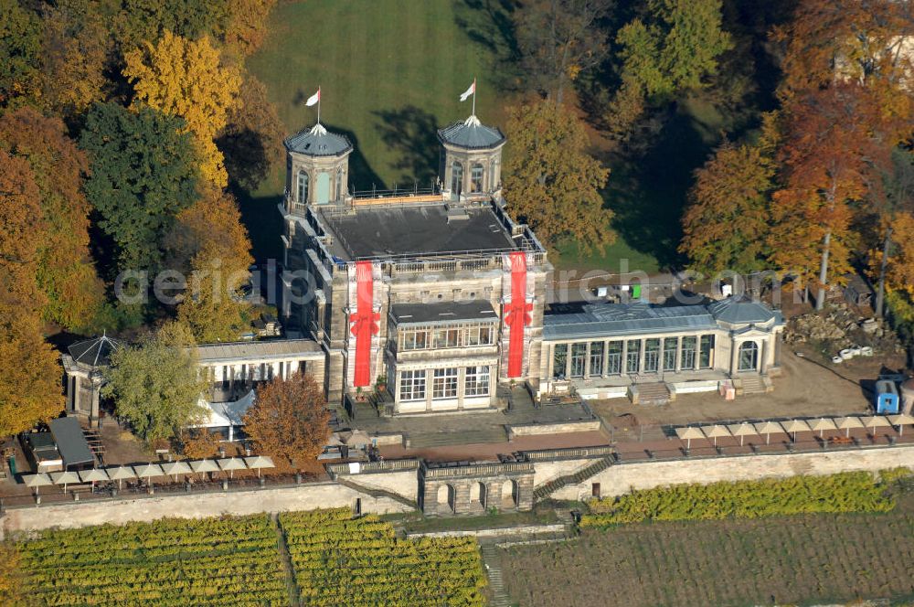 Aerial photograph Dresden - Blick auf das Lingnerschloss, eigentlich Villa Stockhausen genannt, im herbstlichem Antlitz. Die Villa, welche heute u.a. Sitz des Welterbezentrum Dresdner Elbtal ist, steht als das mittlere von drei Elbschlössern am rechten Elbufer in Dresden und wurde im klassizistischen Stil von 1850 bis 1853 erichtet. Kontakt: Förderverein Lingnerschloss e.V., Bautzner Strasse 132, 01099 Dresden, Tel. +49(0)351 646538-2, Fax -1, info@lingnerschloss.de