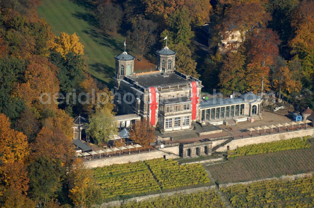 Dresden from above - Blick auf das Lingnerschloss, eigentlich Villa Stockhausen genannt, im herbstlichem Antlitz. Die Villa, welche heute u.a. Sitz des Welterbezentrum Dresdner Elbtal ist, steht als das mittlere von drei Elbschlössern am rechten Elbufer in Dresden und wurde im klassizistischen Stil von 1850 bis 1853 erichtet. Kontakt: Förderverein Lingnerschloss e.V., Bautzner Strasse 132, 01099 Dresden, Tel. +49(0)351 646538-2, Fax -1, info@lingnerschloss.de