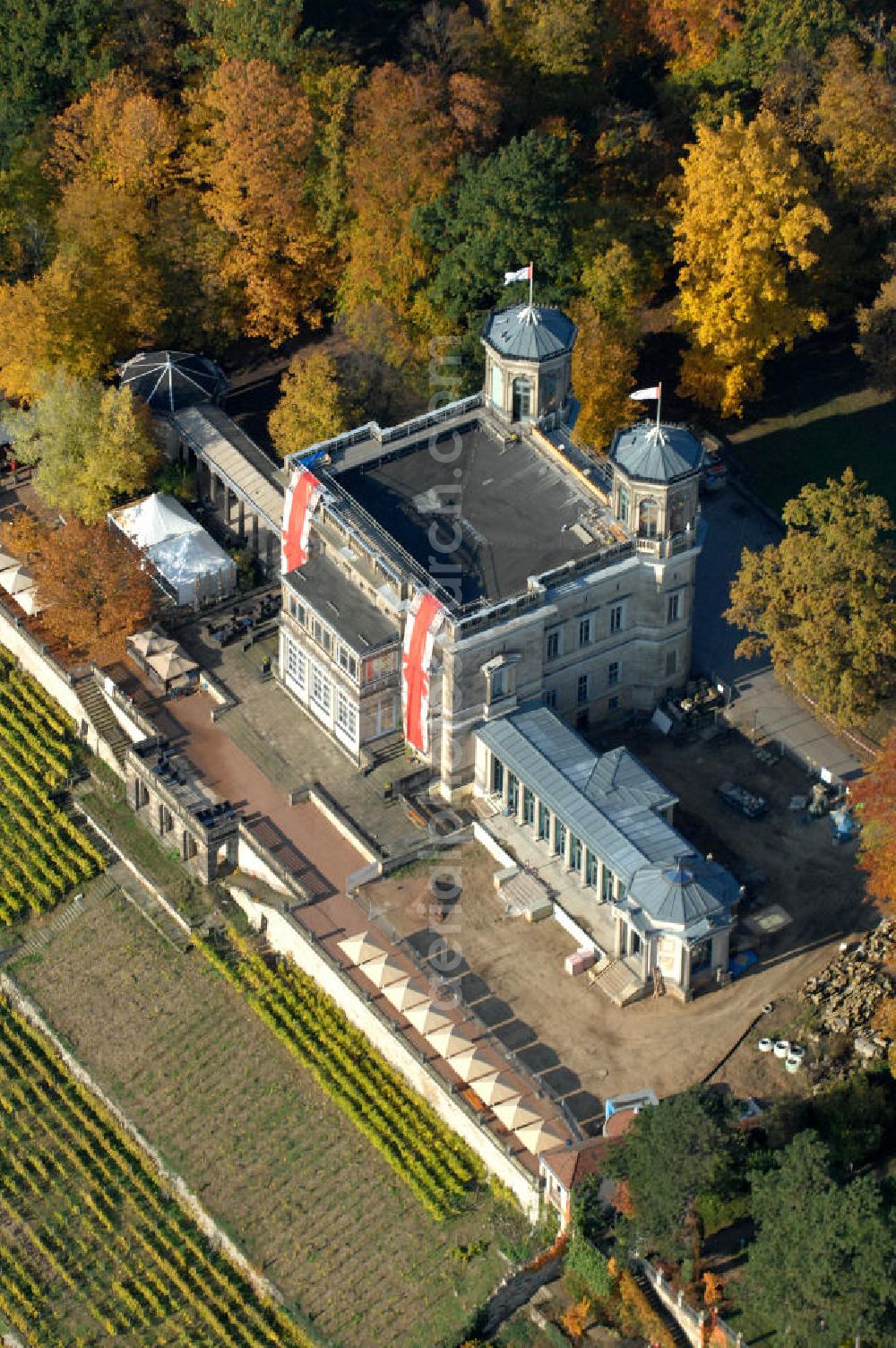 Dresden from the bird's eye view: Blick auf das Lingnerschloss, eigentlich Villa Stockhausen genannt, im herbstlichem Antlitz. Die Villa, welche heute u.a. Sitz des Welterbezentrum Dresdner Elbtal ist, steht als das mittlere von drei Elbschlössern am rechten Elbufer in Dresden und wurde im klassizistischen Stil von 1850 bis 1853 erichtet. Kontakt: Förderverein Lingnerschloss e.V., Bautzner Strasse 132, 01099 Dresden, Tel. +49(0)351 646538-2, Fax -1, info@lingnerschloss.de