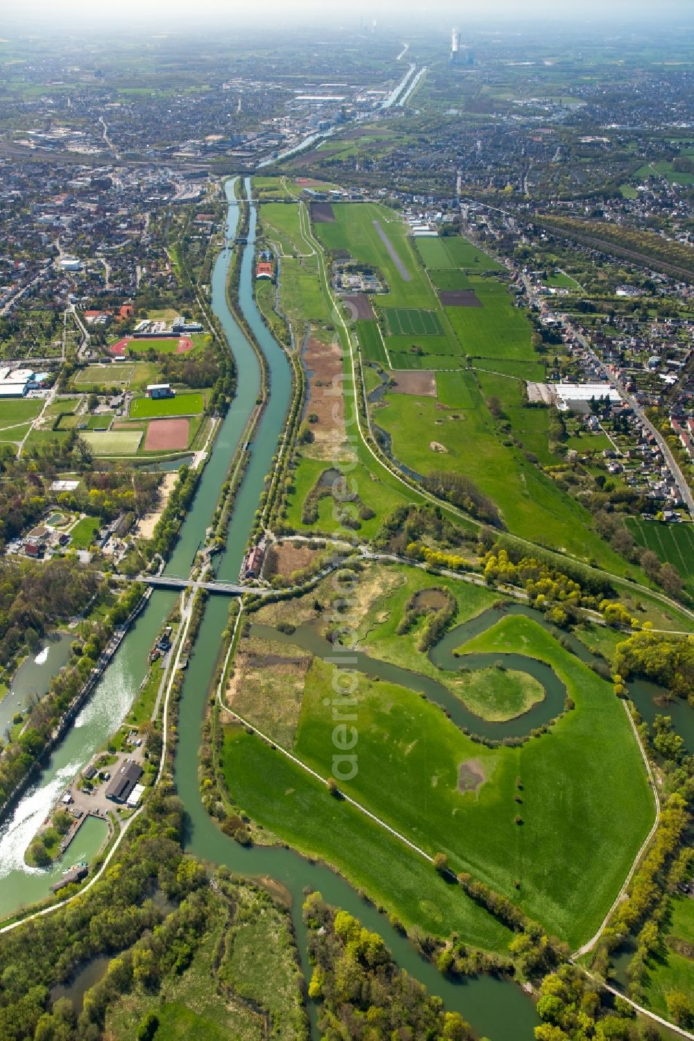 Hamm from above - View of the Lippeauen and Lippewiesen area on the riverbanks of Lippe and Datteln-Hamm- Canal in the North of the town of Hamm in the state of North Rhine-Westphalia. View from the East