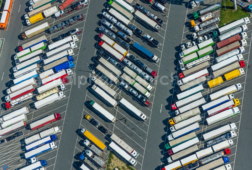 Aerial photograph Lippetal - Lorries - parking spaces at the highway rest stop and parking of the BAB A 2 Autohof Lippetal on street Straengenbach in Lippetal at Ruhrgebiet in the state North Rhine-Westphalia, Germany