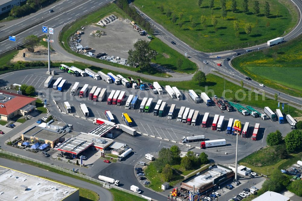 Aerial image Münchberg - Lorries - parking spaces at the highway rest stop and parking of the BAB A 9 on Euro Rastpark Muenchberg-Nord in Muenchberg in the state Bavaria, Germany