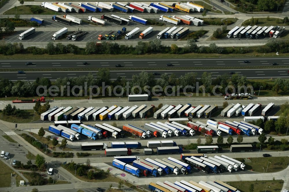 Aerial photograph Mittenwalde - Lorries - parking spaces at the highway rest stop and parking of the BAB A 10 Am Fichtenplan in Mittenwalde in the state Brandenburg