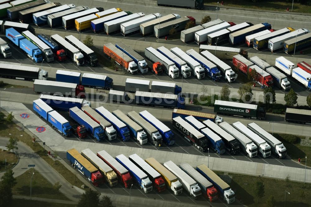 Mittenwalde from the bird's eye view: Lorries - parking spaces at the highway rest stop and parking of the BAB A 10 Am Fichtenplan in Mittenwalde in the state Brandenburg