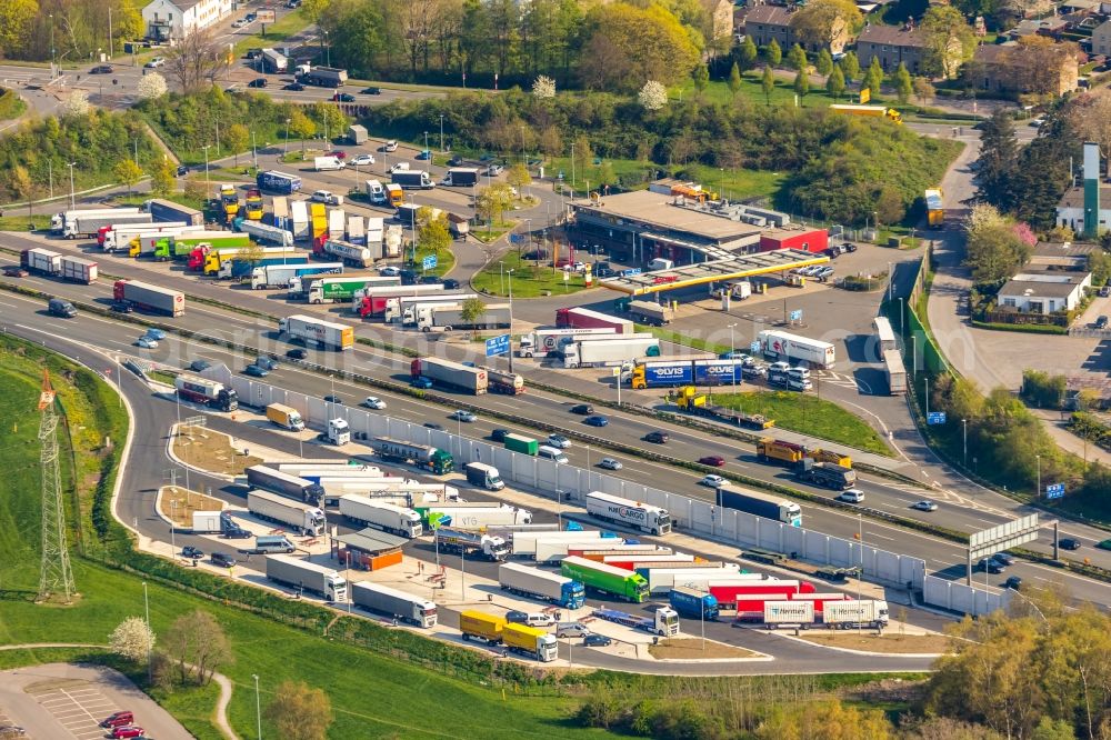 Bottrop from the bird's eye view: Lorries - parking spaces at the highway rest stop and parking of the BAB A 2 in the district Fuhlenbrock in Bottrop in the state North Rhine-Westphalia, Germany