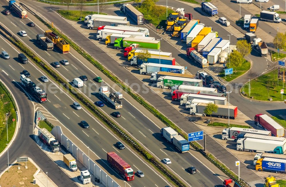 Aerial photograph Bottrop - Lorries - parking spaces at the highway rest stop and parking of the BAB A 2 in the district Fuhlenbrock in Bottrop in the state North Rhine-Westphalia, Germany