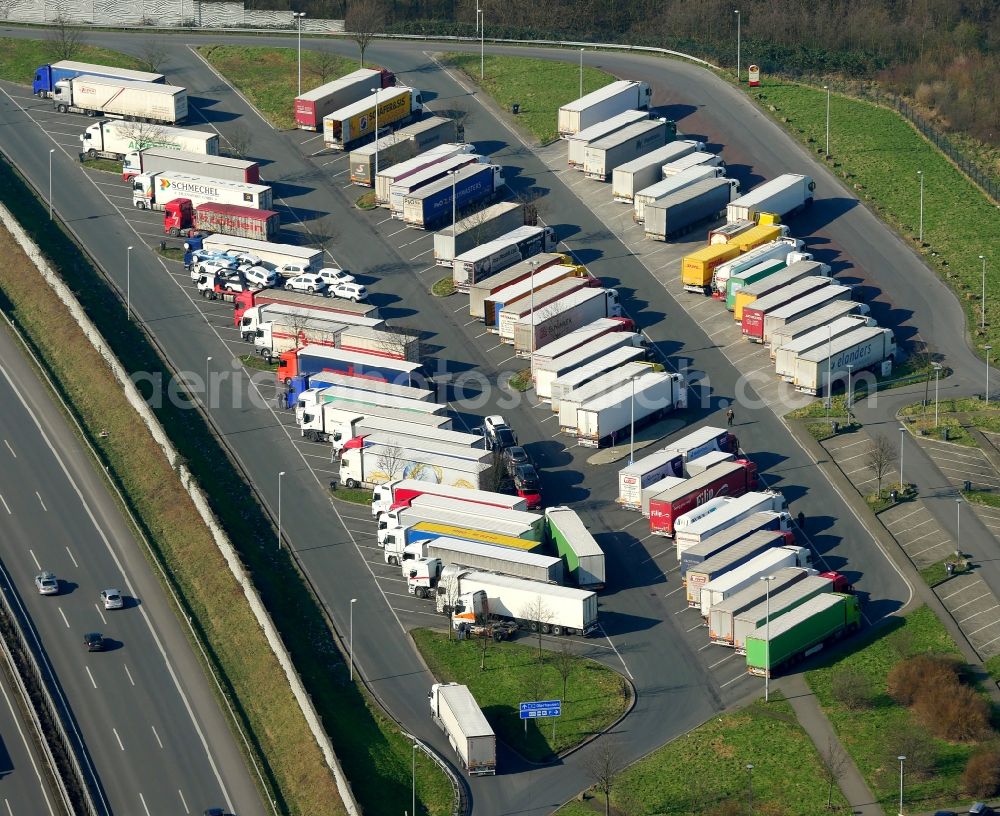 Aerial image Gelsenkirchen - Lorries - parking spaces at the highway rest stop and parking of the BAB A2 Rasthof Resser Mark in Gelsenkirchen in the state North Rhine-Westphalia