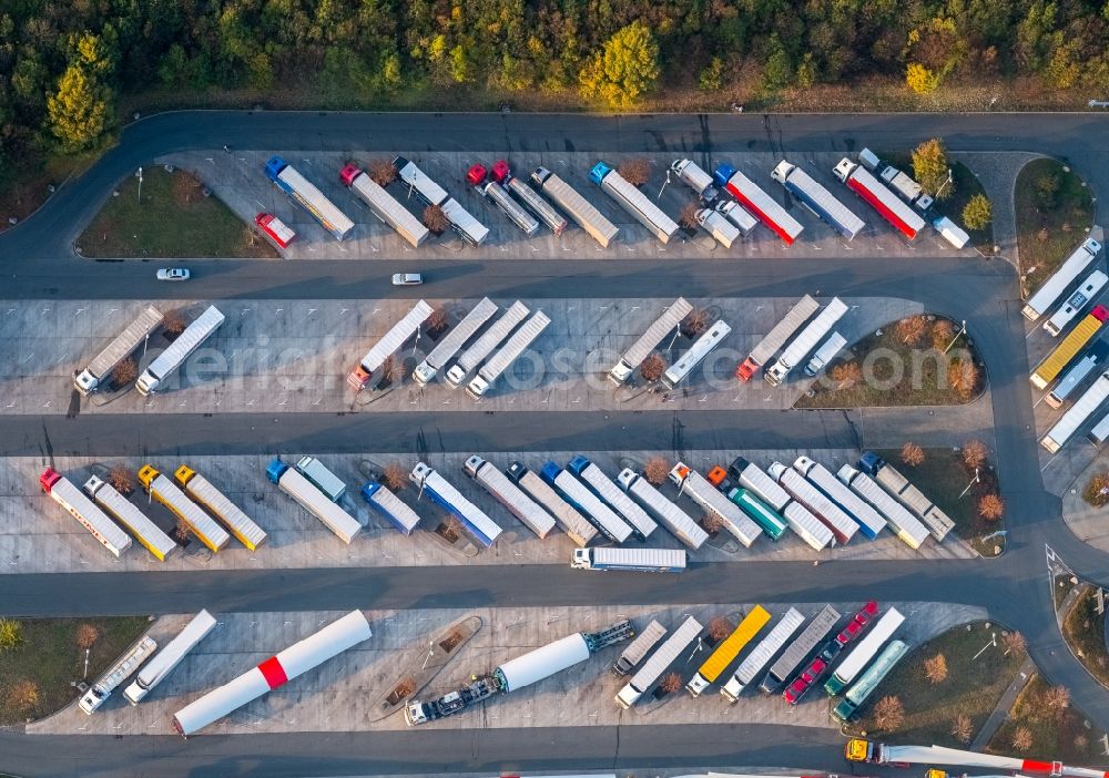 Hamm from the bird's eye view: Lorries - parking spaces at the highway rest stop and parking of the BAB A2 Hamm-Rhynern Nord in Hamm in the state North Rhine-Westphalia