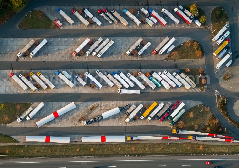 Aerial photograph Hamm - Lorries - parking spaces at the highway rest stop and parking of the BAB A2 Hamm-Rhynern Nord in Hamm in the state North Rhine-Westphalia