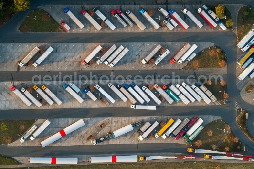 Hamm from above - Lorries - parking spaces at the highway rest stop and parking of the BAB A2 Hamm-Rhynern Nord in Hamm in the state North Rhine-Westphalia