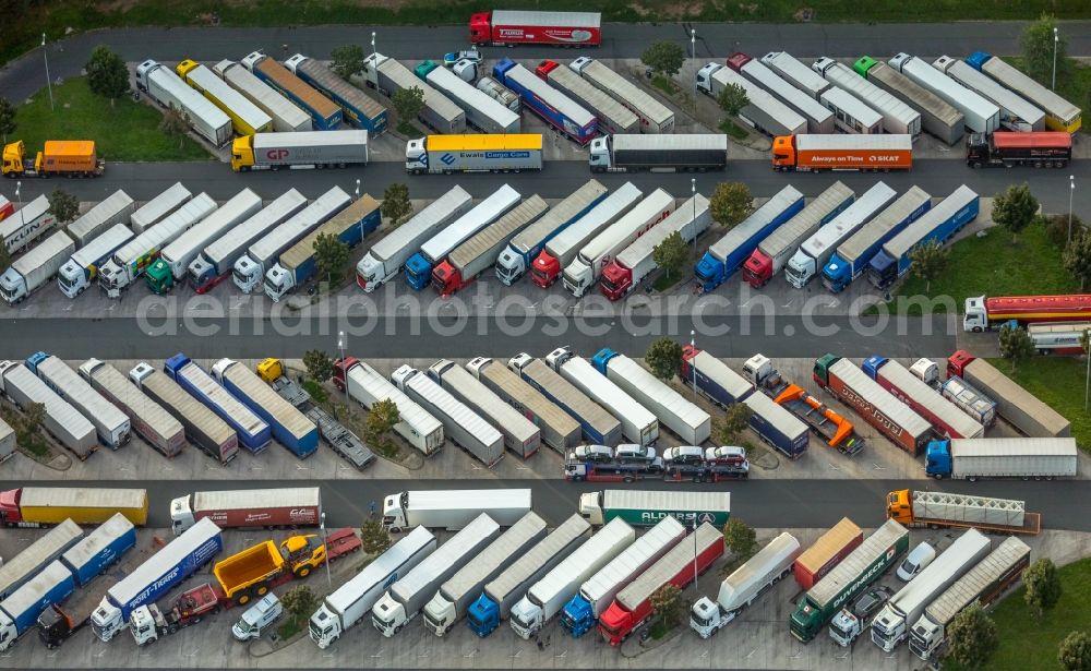 Hamm from the bird's eye view: Lorries - parking spaces at the highway rest stop and parking of the BAB A2 Hamm-Rhynern Nord in Hamm in the state North Rhine-Westphalia