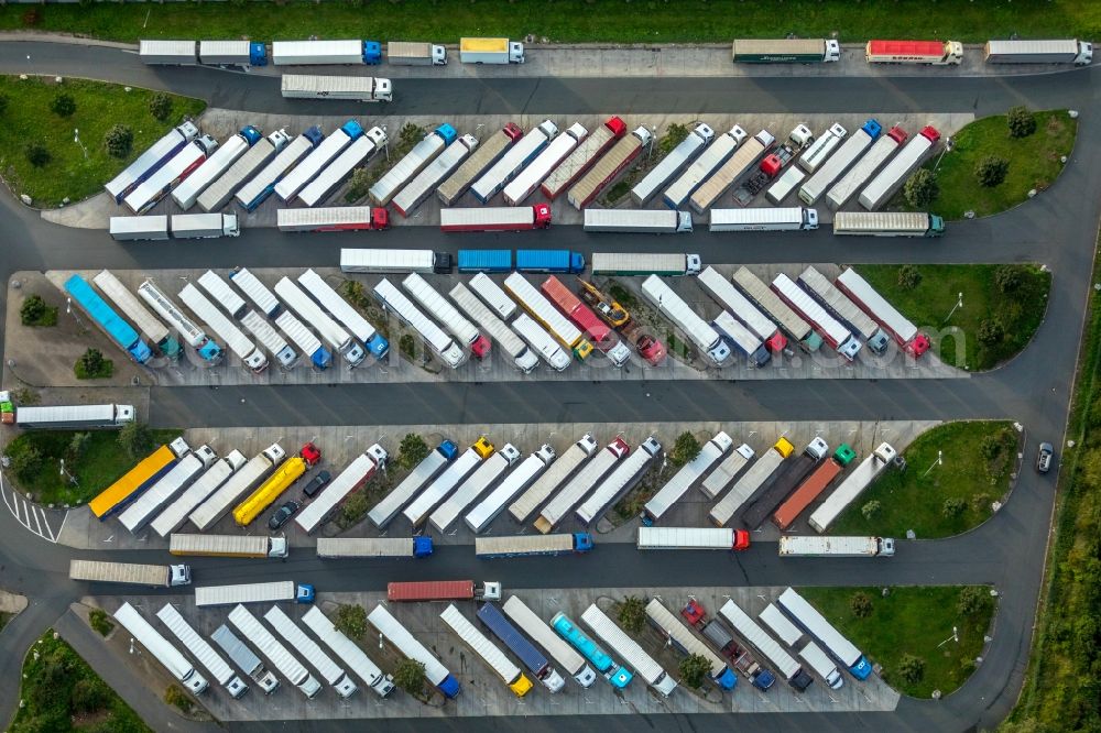Aerial image Hamm - Lorries - parking spaces at the highway rest stop and parking of the BAB A2 Hamm-Rhynern Nord in Hamm in the state North Rhine-Westphalia