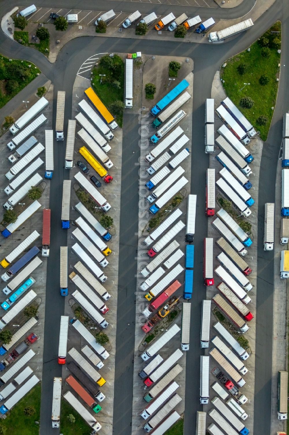 Hamm from above - Lorries - parking spaces at the highway rest stop and parking of the BAB A2 Hamm-Rhynern Nord in Hamm in the state North Rhine-Westphalia