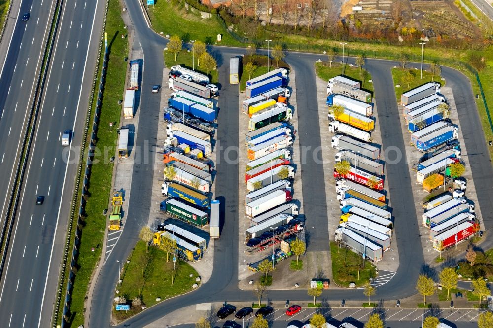 Aerial photograph Hamm - Lorries - parking spaces at the highway rest stop and parking of the BAB A2 Hamm-Rhynern Nord in Hamm in the state North Rhine-Westphalia