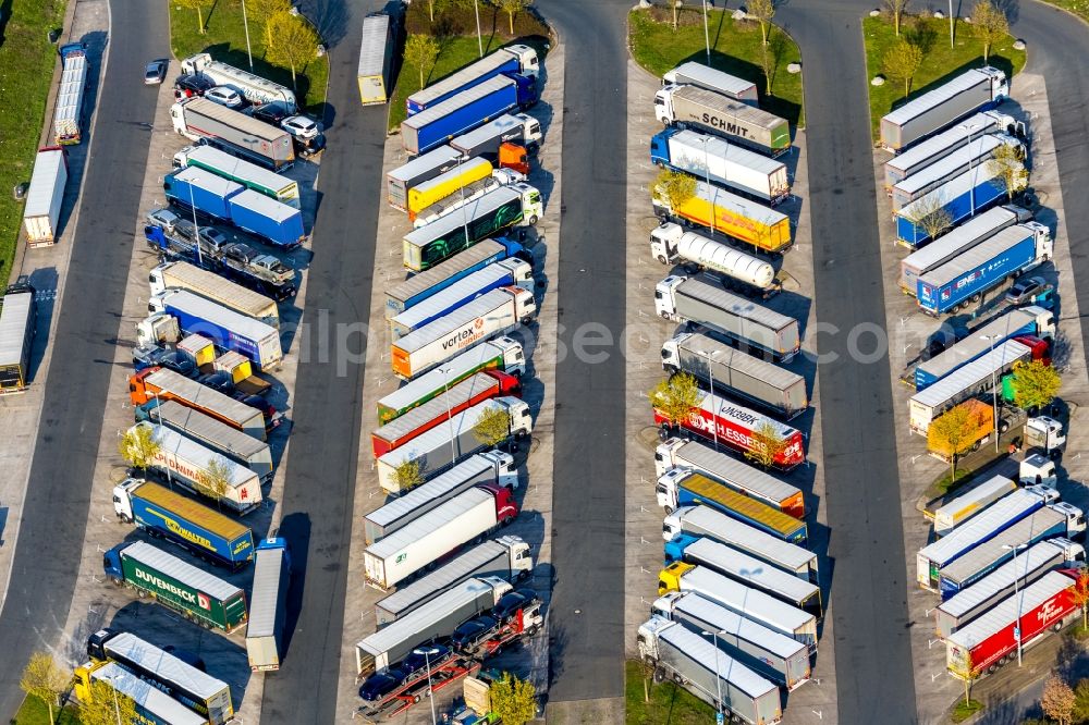 Hamm from the bird's eye view: Lorries - parking spaces at the highway rest stop and parking of the BAB A2 Hamm-Rhynern Nord in Hamm in the state North Rhine-Westphalia