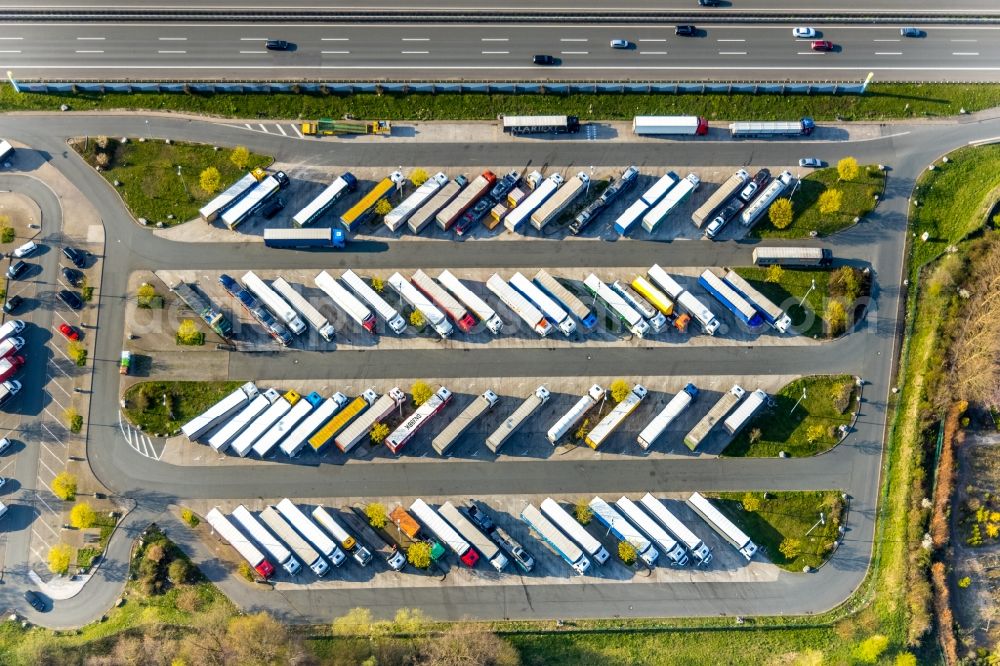 Aerial photograph Hamm - Lorries - parking spaces at the highway rest stop and parking of the BAB A2 Hamm-Rhynern Nord in Hamm in the state North Rhine-Westphalia