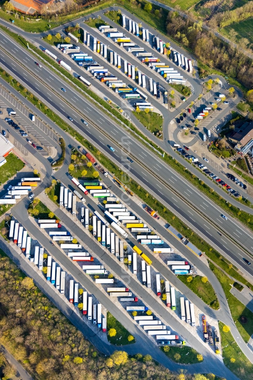 Hamm from the bird's eye view: Lorries - parking spaces at the highway rest stop and parking of the BAB A2 Hamm-Rhynern Nord in Hamm in the state North Rhine-Westphalia