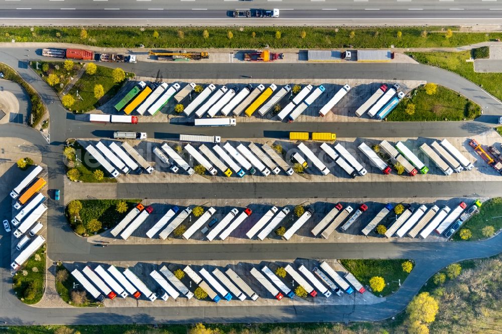 Aerial image Hamm - Lorries - parking spaces at the highway rest stop and parking of the BAB A2 Hamm-Rhynern Nord in Hamm in the state North Rhine-Westphalia