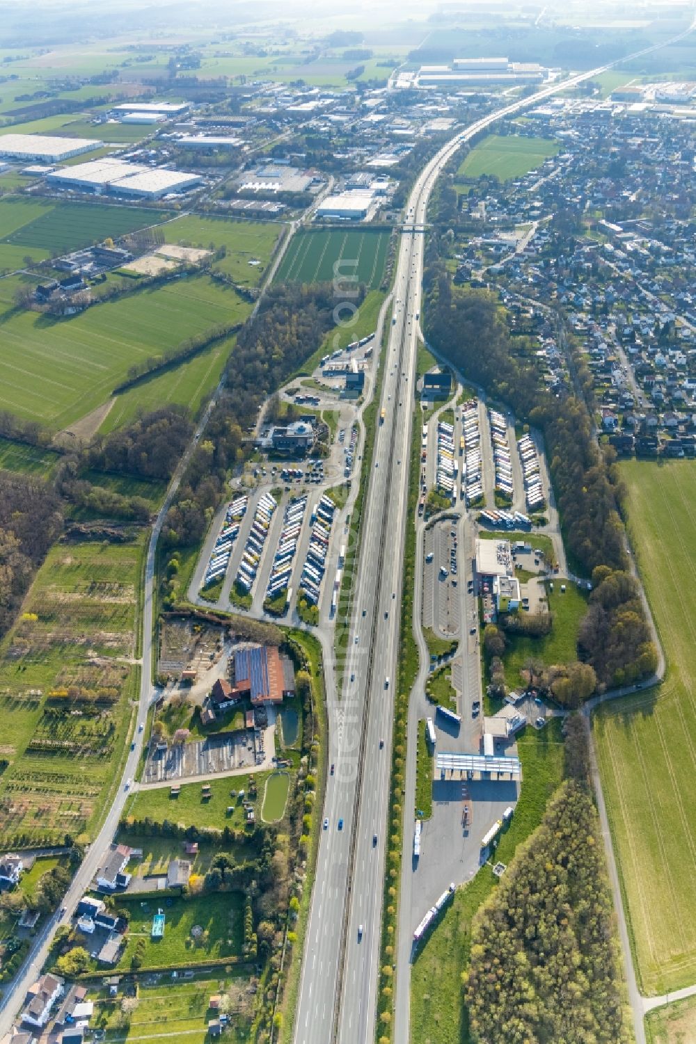 Hamm from the bird's eye view: Lorries - parking spaces at the highway rest stop and parking of the BAB A2 Hamm-Rhynern Nord in Hamm in the state North Rhine-Westphalia