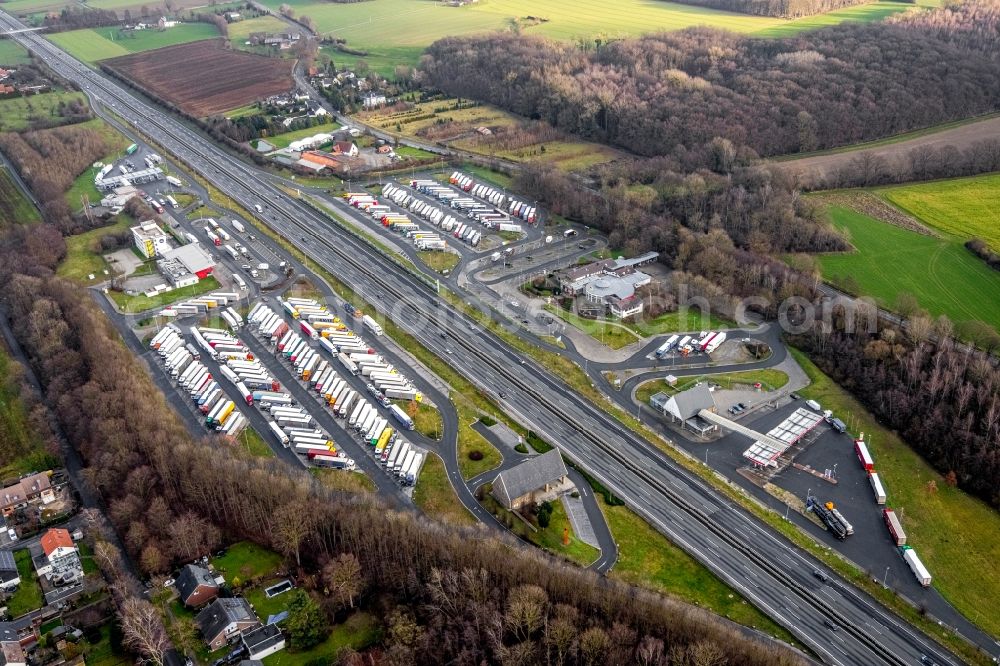 Hamm from the bird's eye view: Lorries - parking spaces at the highway rest stop and parking of the BAB A2 Hamm-Rhynern Nord in Hamm in the state North Rhine-Westphalia