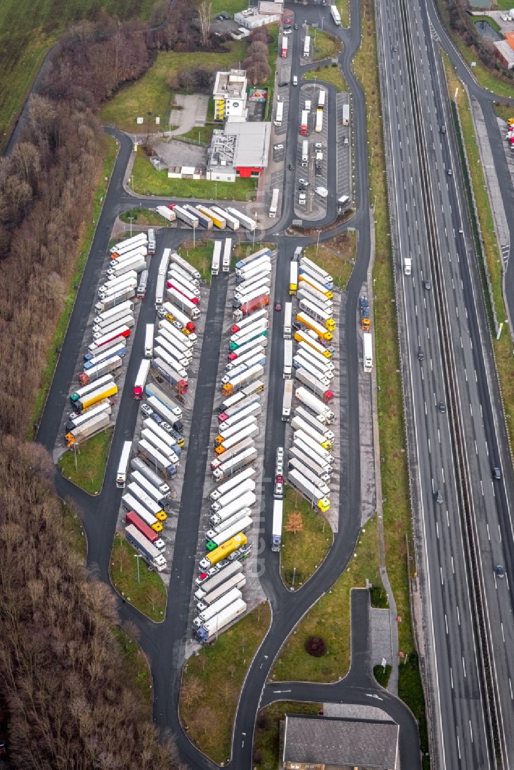 Aerial image Hamm - Lorries - parking spaces at the highway rest stop and parking of the BAB A2 Hamm-Rhynern Nord in Hamm in the state North Rhine-Westphalia