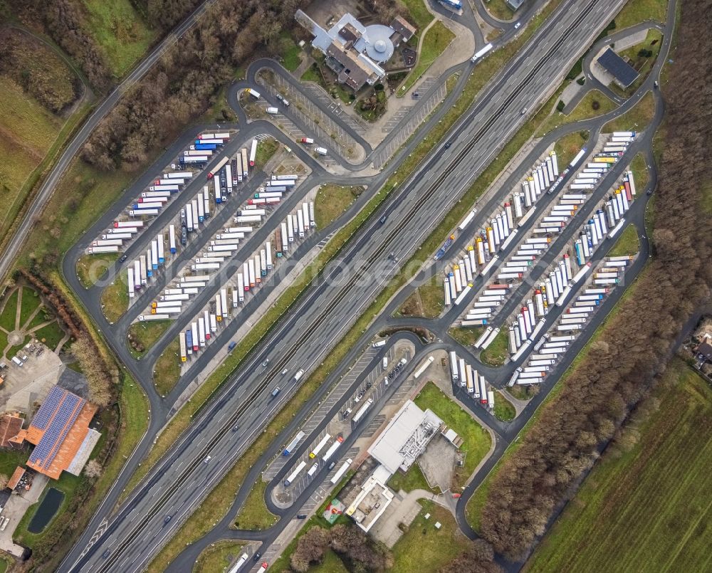 Hamm from the bird's eye view: Lorries - parking spaces at the highway rest stop and parking of the BAB A2 Hamm-Rhynern Nord in Hamm in the state North Rhine-Westphalia