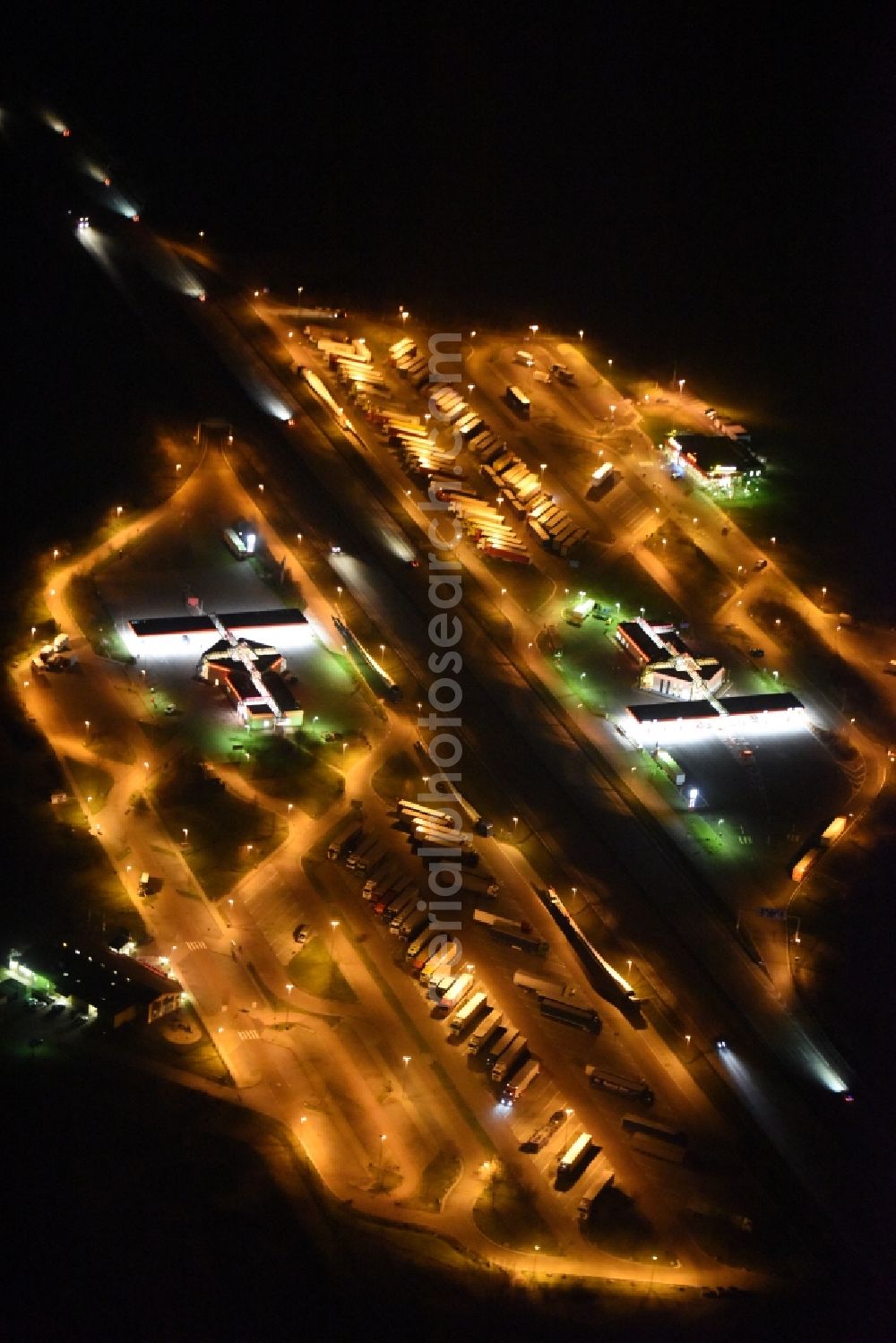 Aerial photograph Sandersdorf-Brehna - Night view Lorries - parking spaces at the highway rest stop and parking of the BAB A 9 - Tank- und Rastanlage Koeckern in San dersdorf-Brehna in the state Saxony-Anhalt