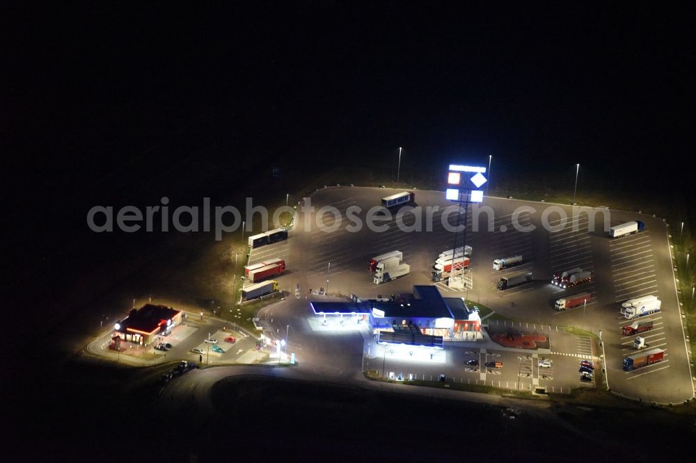 Sandersdorf-Brehna from the bird's eye view: Night view Lorries - parking spaces at the highway rest stop and parking of the BAB A 9 zur B183 in San dersdorf-Brehna in the state Saxony-Anhalt