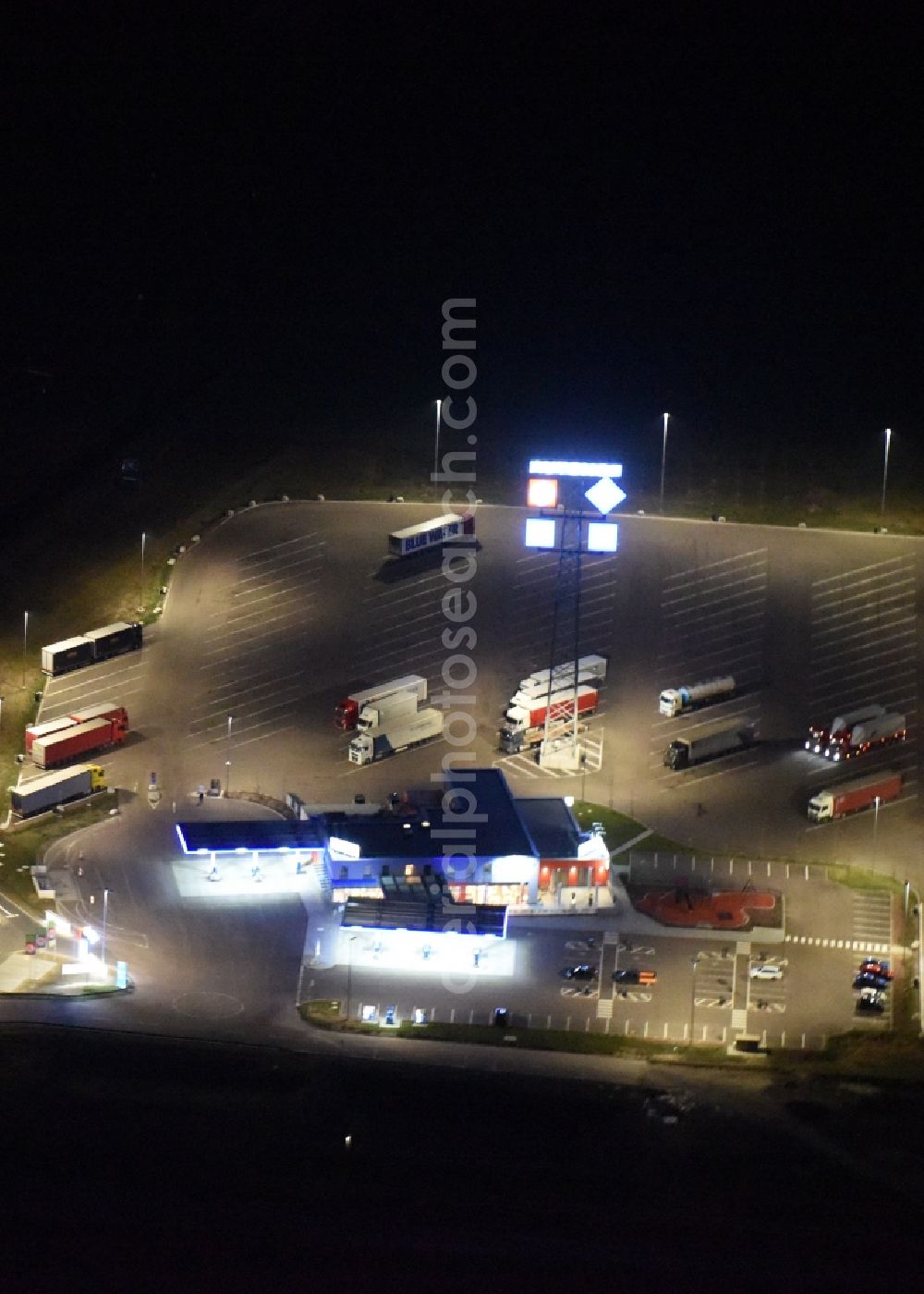 Aerial photograph Sandersdorf-Brehna - Night view Lorries - parking spaces at the highway rest stop and parking of the BAB A 9 zur B183 in San dersdorf-Brehna in the state Saxony-Anhalt