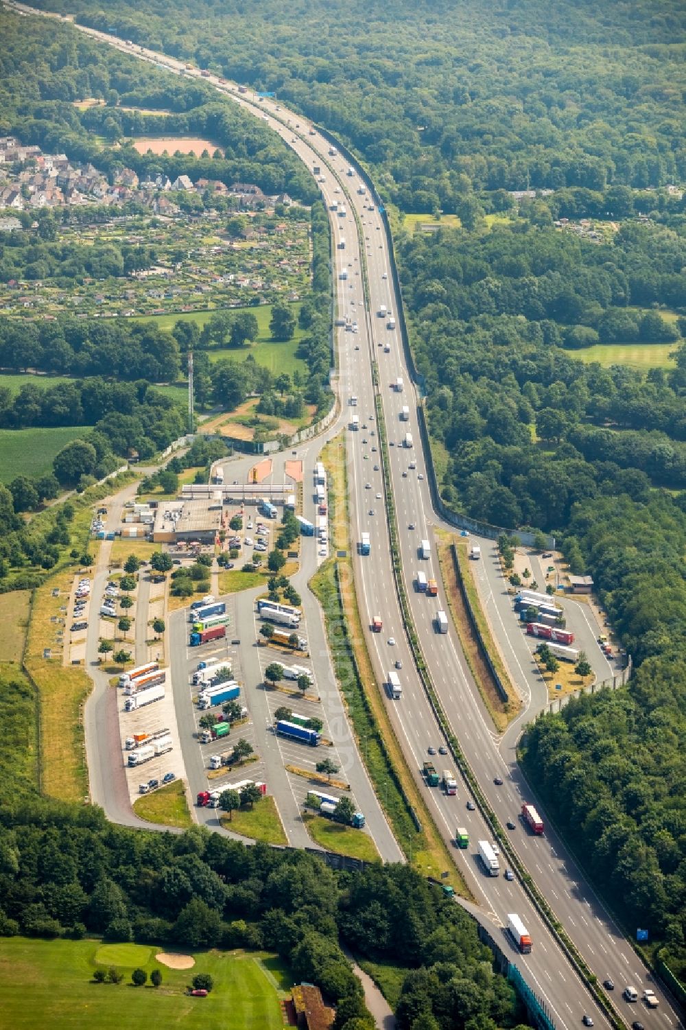 Aerial photograph Gelsenkirchen - Lorries and Truck storage areas and free-standing storage BAB A4 Rasthof Resser Mark on Brauckstrasse in the district Gelsenkirchen-Ost in Gelsenkirchen in the state North Rhine-Westphalia, Germany