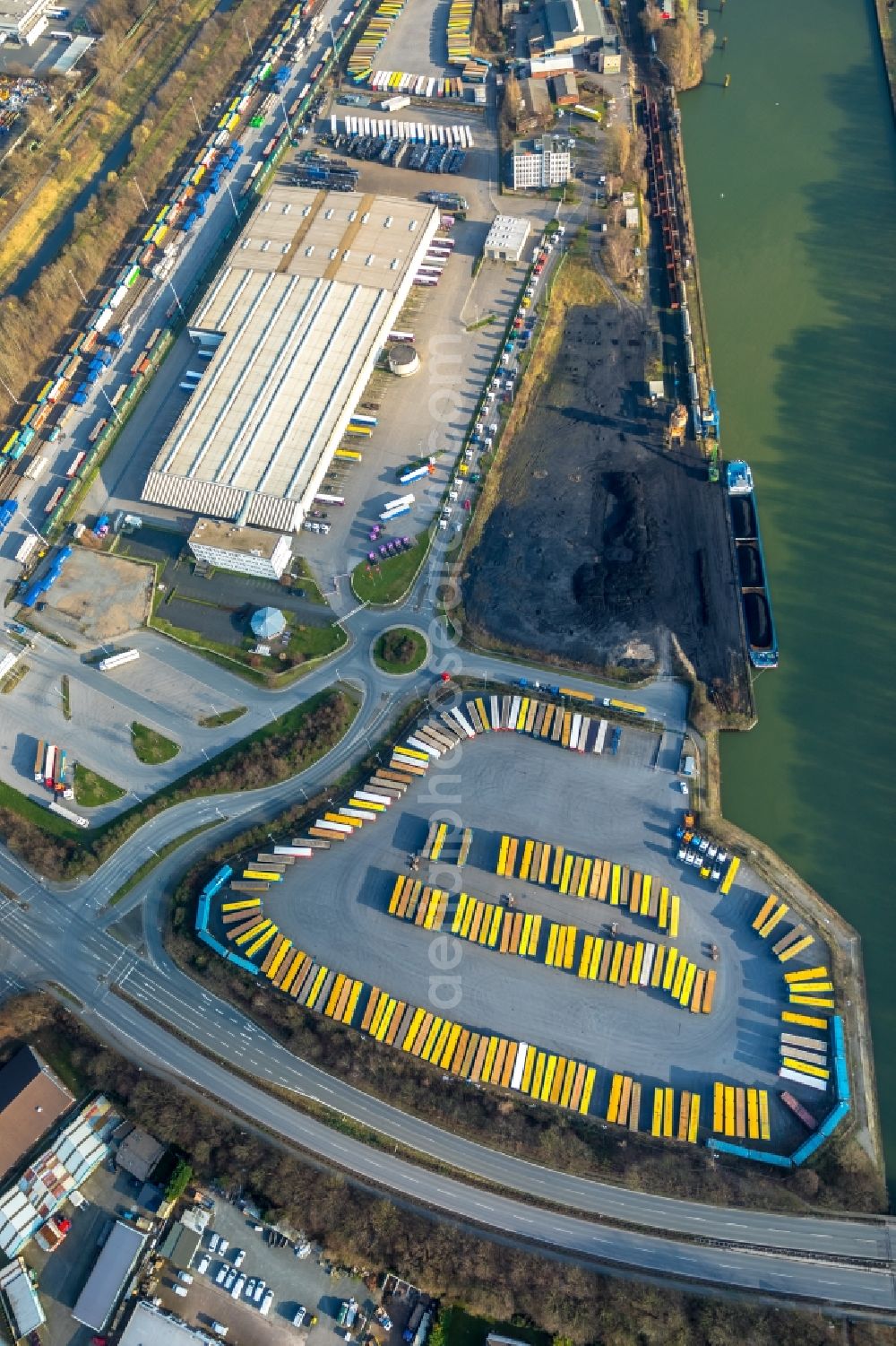 Herne from the bird's eye view: Lorries and Truck storage areas and free-standing storage of Mueller a?? Die lila Logistik GmbH & Co. KG Am Westhafen in Herne in the state North Rhine-Westphalia, Germany