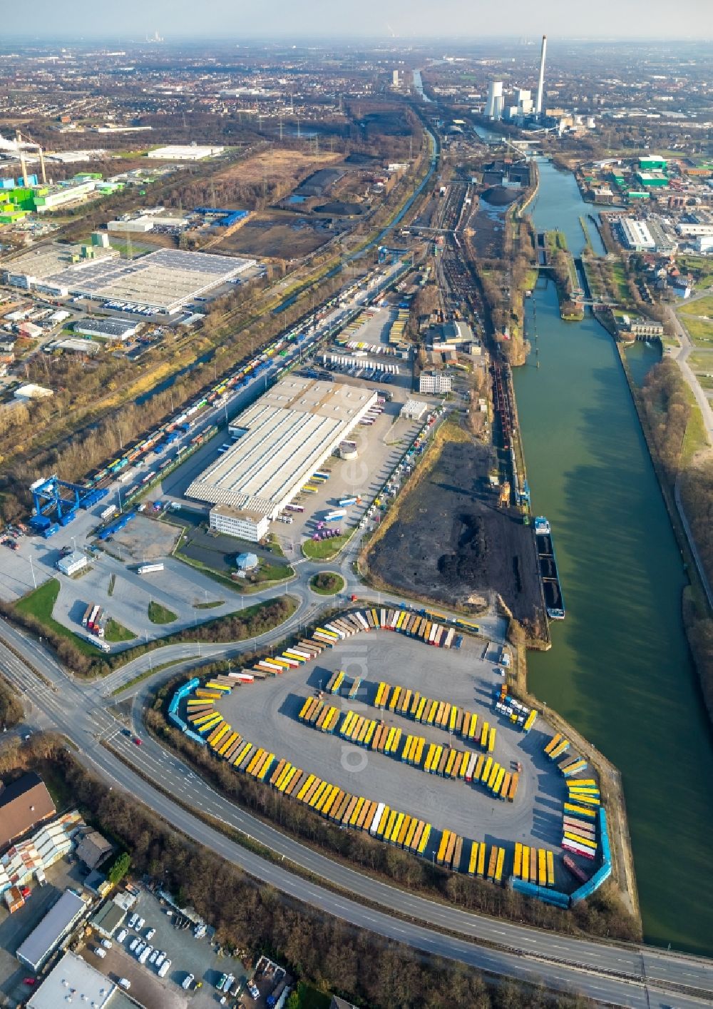 Herne from the bird's eye view: Lorries and Truck storage areas and free-standing storage of Mueller a?? Die lila Logistik GmbH & Co. KG Am Westhafen in Herne in the state North Rhine-Westphalia, Germany