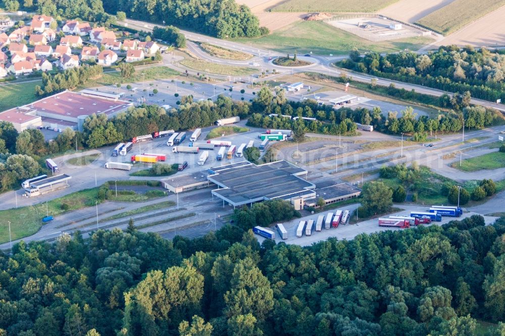 Scheibenhard from the bird's eye view: Lorries and Truck storage areas and free-standing storage on former customs Lauterbourg now state-police department Bienwald in Scheibenhard in Grand Est, France