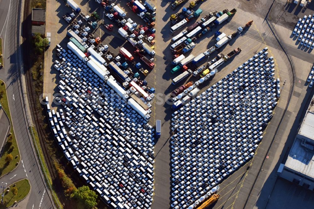 Hamburg from above - TRUCK storage surfaces and free surfaces camp the UNIVERSITY QUAY Lagerei and forwarding agency society mbh in Hamburg, Germany. Vehicle rows are ready on the area of small Grasbrook for the shipment. The UNIVERSITY QUAY Lagerei and forwarding agency society mbh exports new vehicles and Using passenger car and truck from Hamburg ready