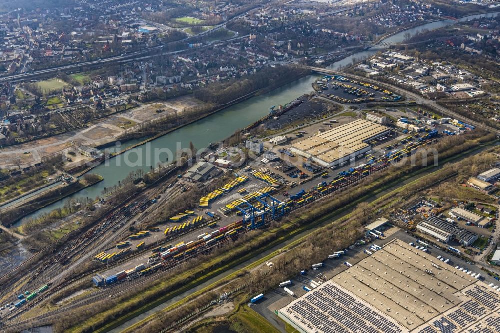 Aerial photograph Herne - Lorries and Truck storage areas and free-standing storage of Mueller a?? Die lila Logistik GmbH & Co. KG Am Westhafen in Herne in the state North Rhine-Westphalia, Germany