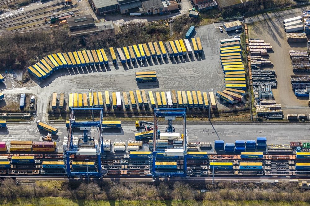 Herne from the bird's eye view: Lorries and Truck storage areas and free-standing storage of Mueller a?? Die lila Logistik GmbH & Co. KG Am Westhafen in Herne in the state North Rhine-Westphalia, Germany