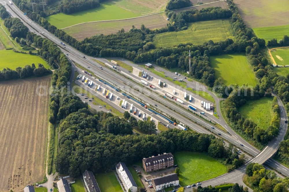 Aerial photograph Dortmund - Lorries - parking spaces at the highway rest stop and parking of the BAB A 45 Rastplatz Westerlinde and Rastplatz Kirchlinde in Dortmund at Ruhrgebiet in the state North Rhine-Westphalia, Germany