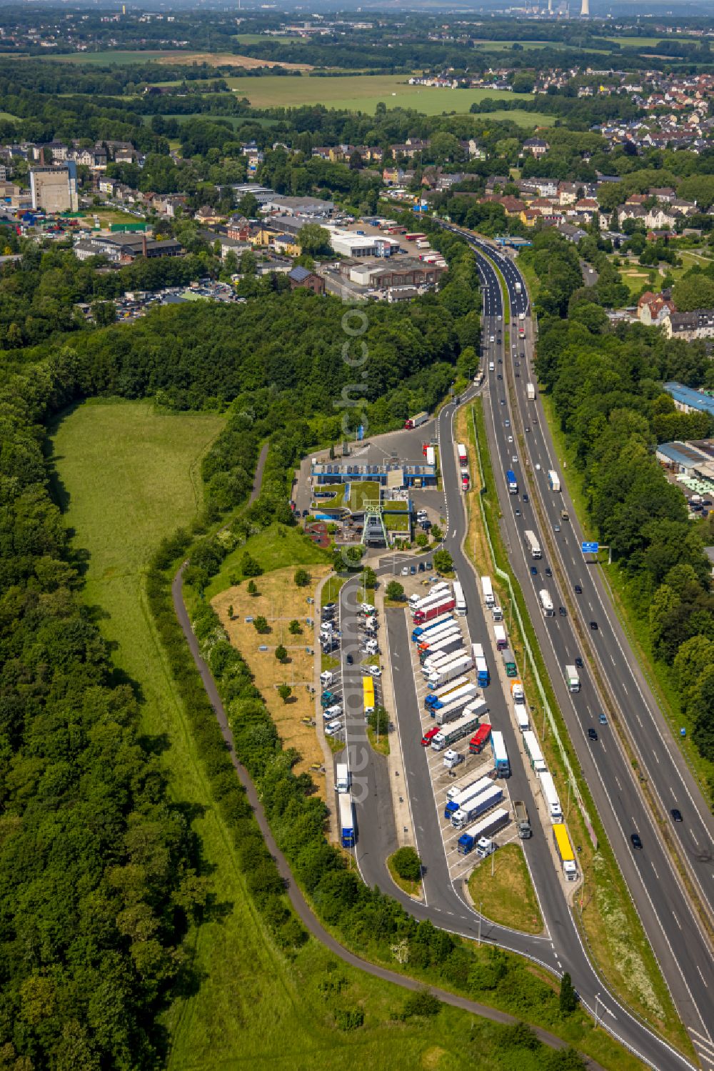 Aerial photograph Bochum - Lorries - parking spaces at the highway rest stop and parking of the BAB A 40 - Raststaette Beverbach on street Luetgendortmunder Hellweg in the district Luetgendortmund in Bochum at Ruhrgebiet in the state North Rhine-Westphalia, Germany