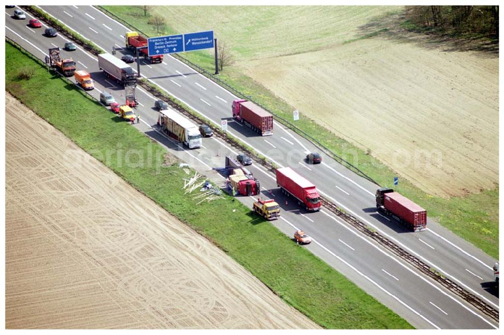 Aerial image Mühlenbeck / Brandenburg - 28.04.2004 LKW-Bergung und Stau auf der Autobahn Berlin - Rostock / Hamburg am Abzweig Mühlenbeck / Brandenburg