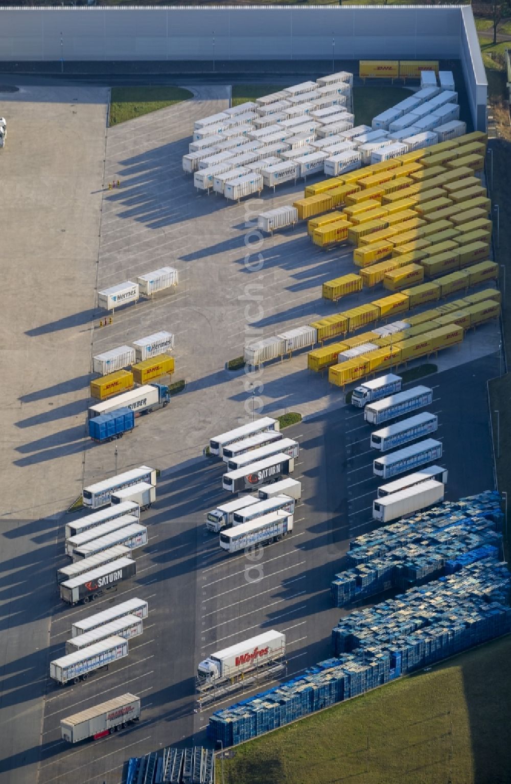 Hamm from above - Trucks - Container - logistics company DHL trailers and semi-trailers Hermes in Hamm in North Rhine-Westphalia