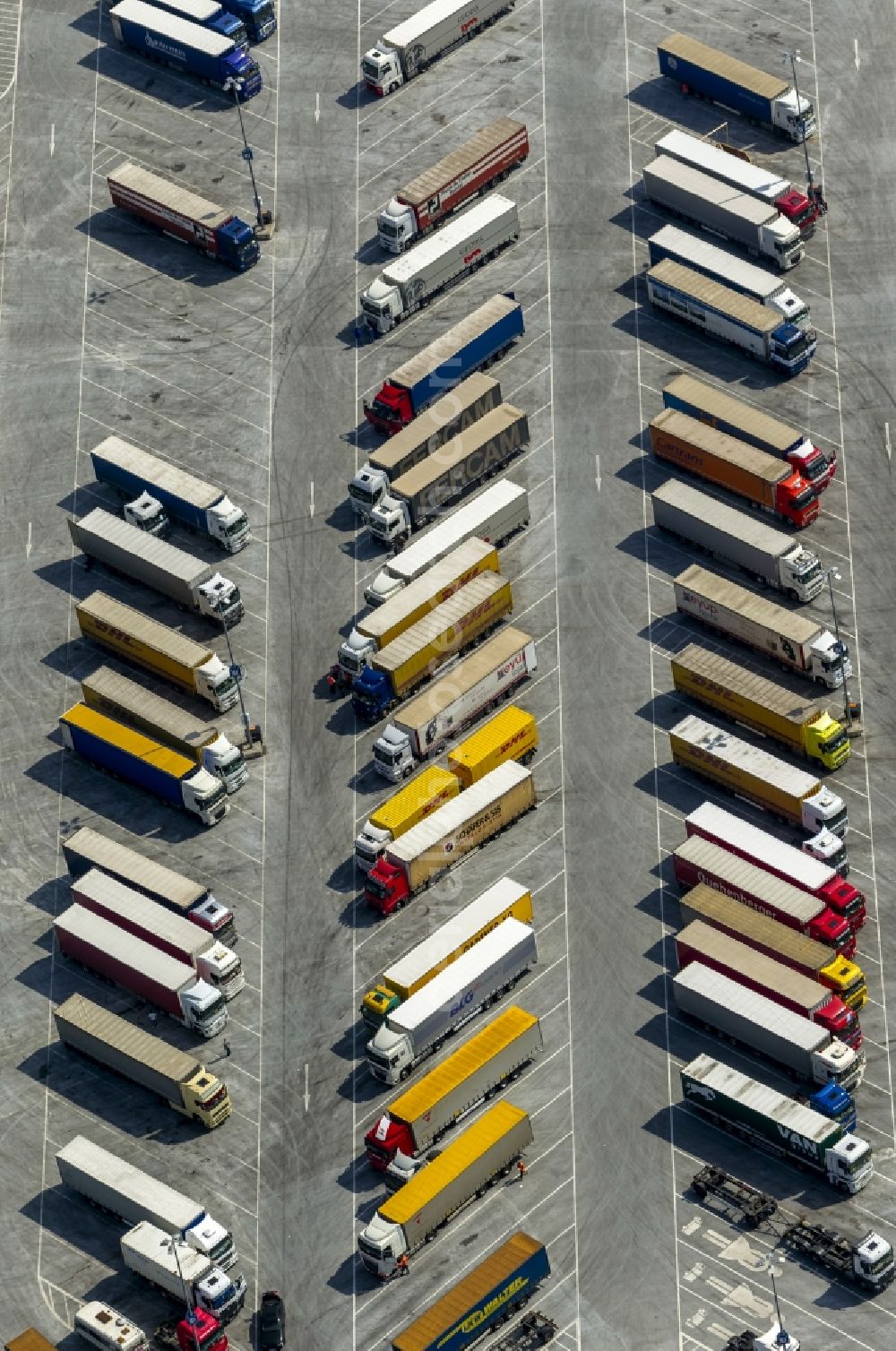 Aerial image Dortmund OT Ellinghausen - View of TRUCK formations on the parking areas of the Ikea distribution center in the district Ellingshausen in Dortmund in North Rhine-Westphalia