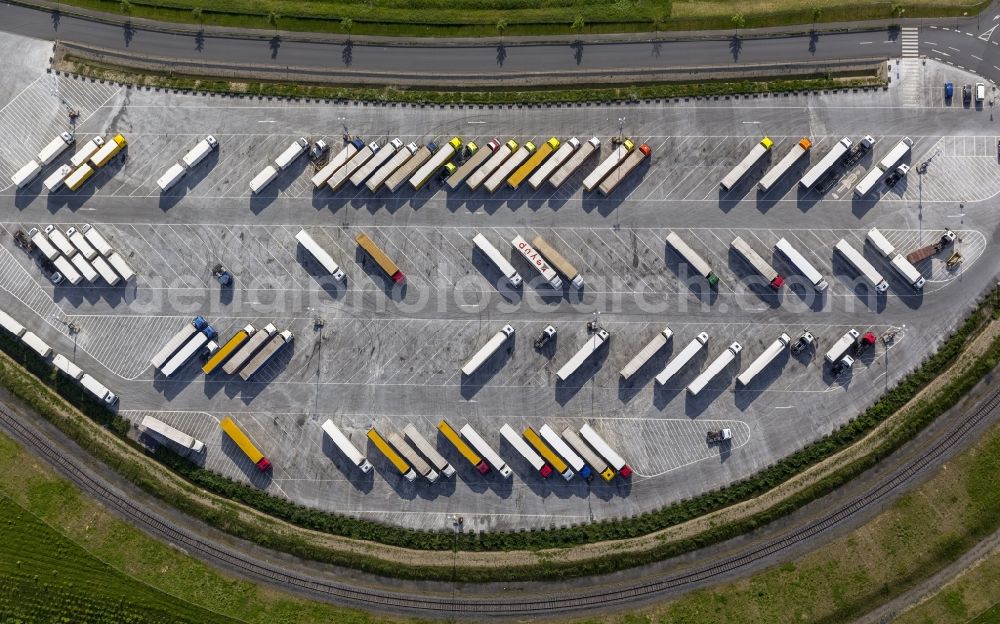 Dortmund OT Ellinghausen from the bird's eye view: View of TRUCK formations on the parking areas of the Ikea distribution center in the district Ellingshausen in Dortmund in North Rhine-Westphalia