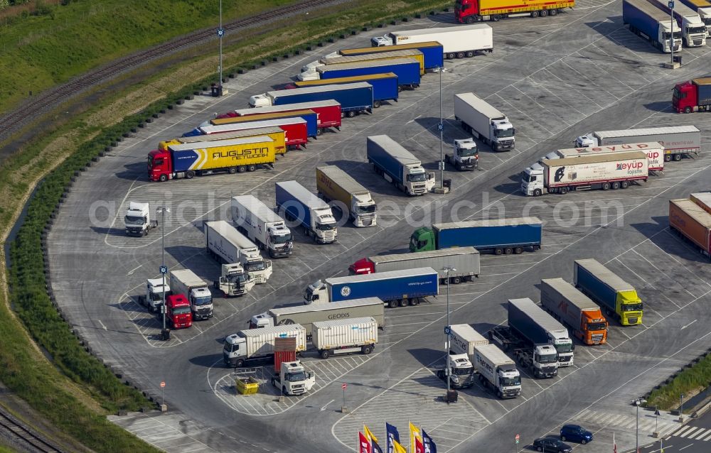 Aerial photograph Dortmund OT Ellinghausen - View of TRUCK formations on the parking areas of the Ikea distribution center in the district Ellingshausen in Dortmund in North Rhine-Westphalia