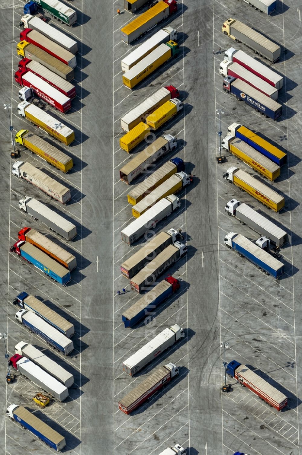 Aerial image Dortmund OT Ellinghausen - View of TRUCK formations on the parking areas of the Ikea distribution center in the district Ellingshausen in Dortmund in North Rhine-Westphalia