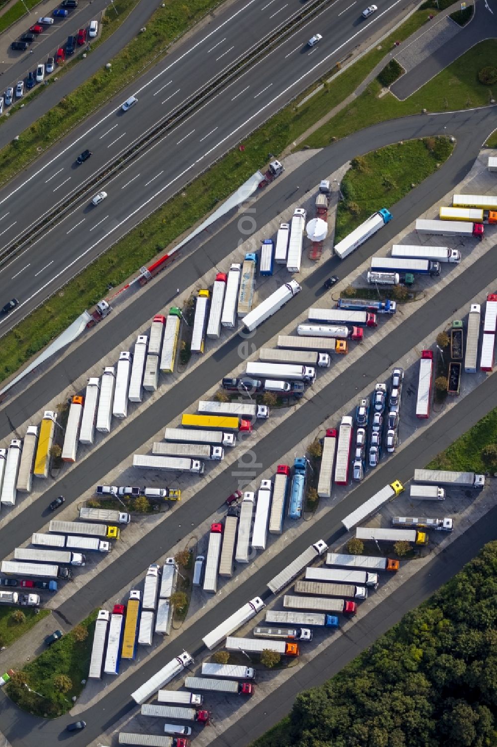 Aerial photograph Hamm OT Rhynern - View of the truck parking area in the district of Rhynern in Hamm in the state North Rhine-Westphalia