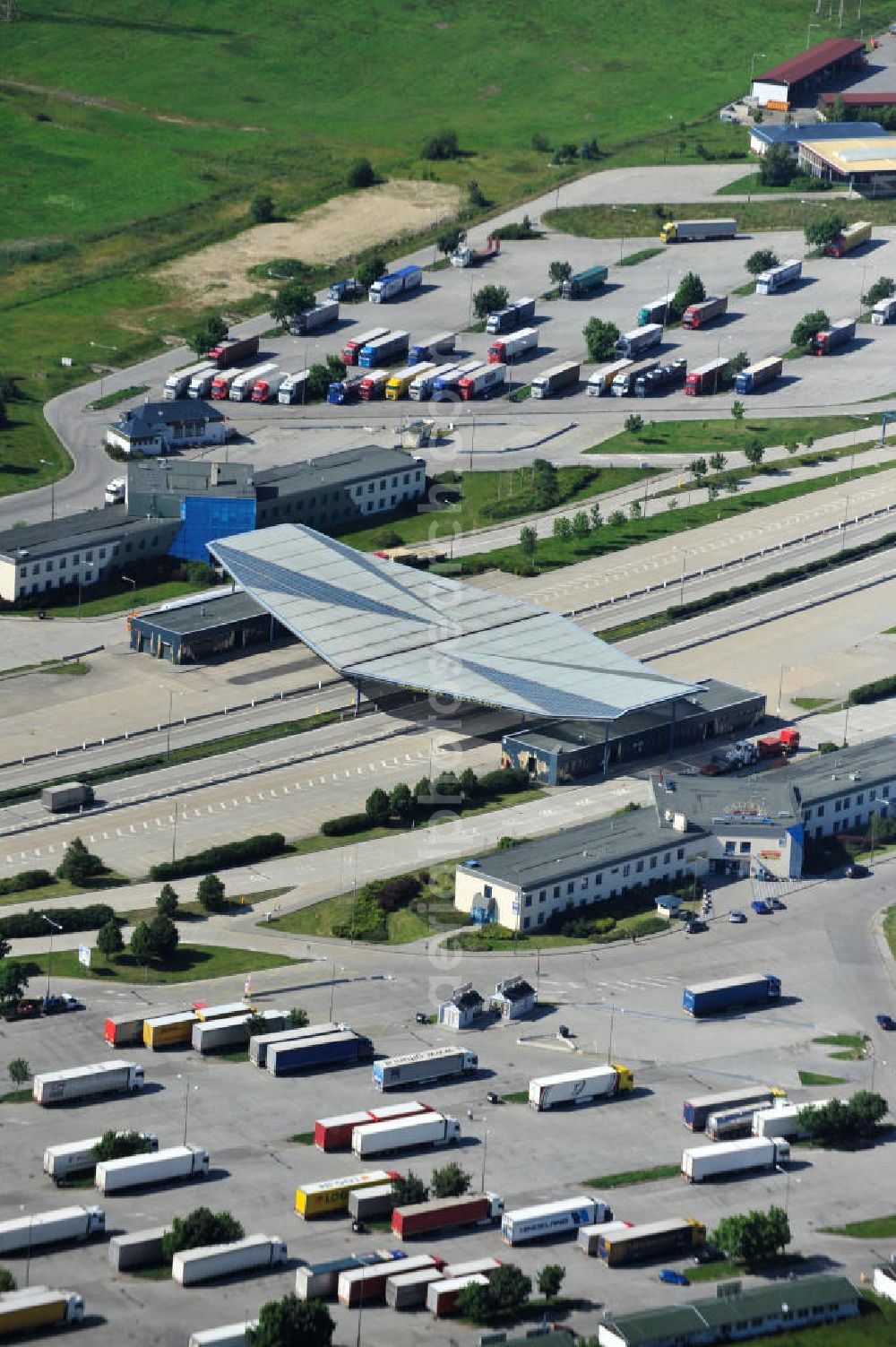 Aerial photograph Rozvadov / Roßhaupt - View of truck parking and rest area on the German - Czech border control Waidhaus Rozvadov-sixth of the motorway BAB 6 - D5