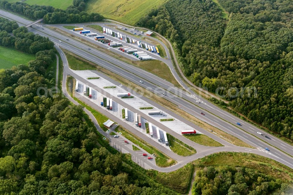 Aerial photograph Kempen OT Tönisberg - View of a truck motorway station near the district of Toenisberg in Kempen in the state of North Rhine-Westphalia