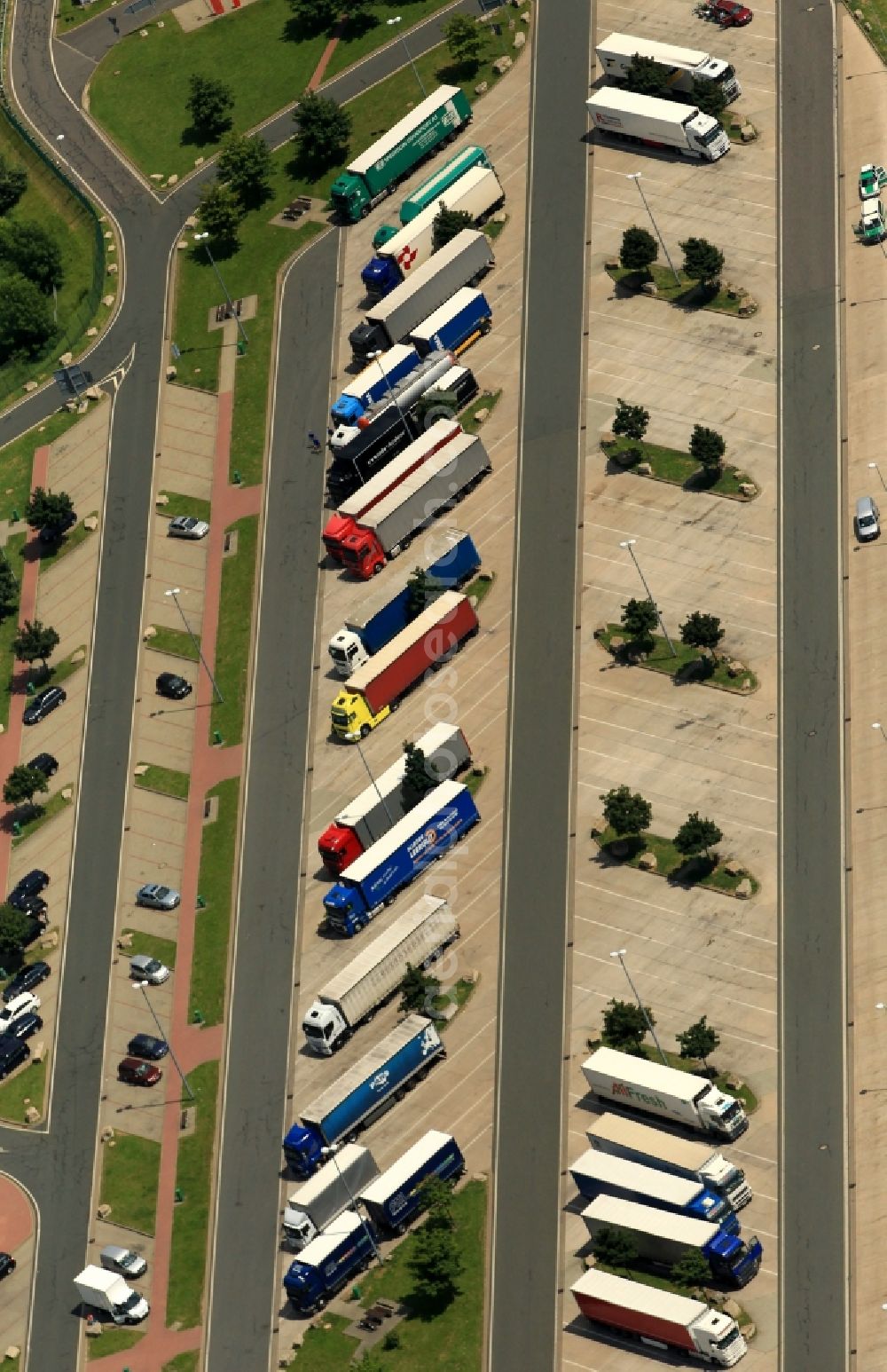 Aerial photograph Mönchenholzhausen - Truck rest area and parking to the BAB A4 at Eichelborn in Moenchenholzhausen in Thuringia