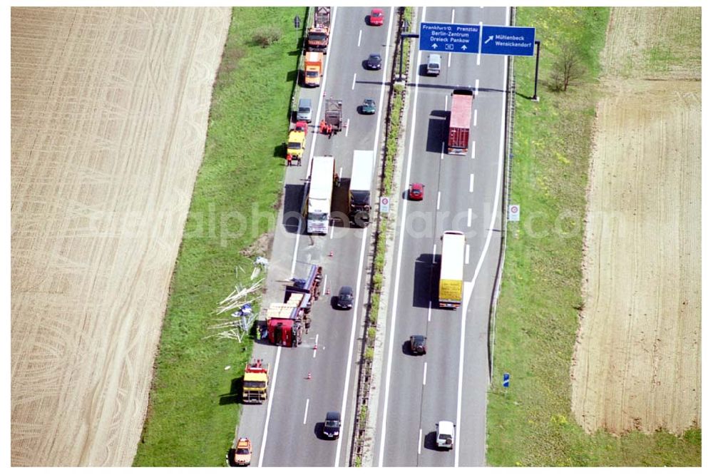 Mühlenbeck / Brandenburg from above - 28.04.2004 LKW-Bergung und Stau auf der Autobahn Berlin - Rostock / Hamburg am Abzweig Mühlenbeck / Brandenburg